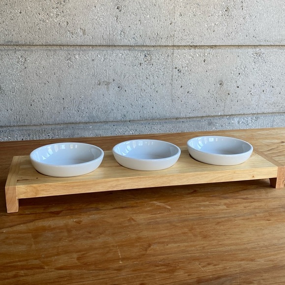Serving dishes (3 round bowls on timber stand) - Picture 2 of 10